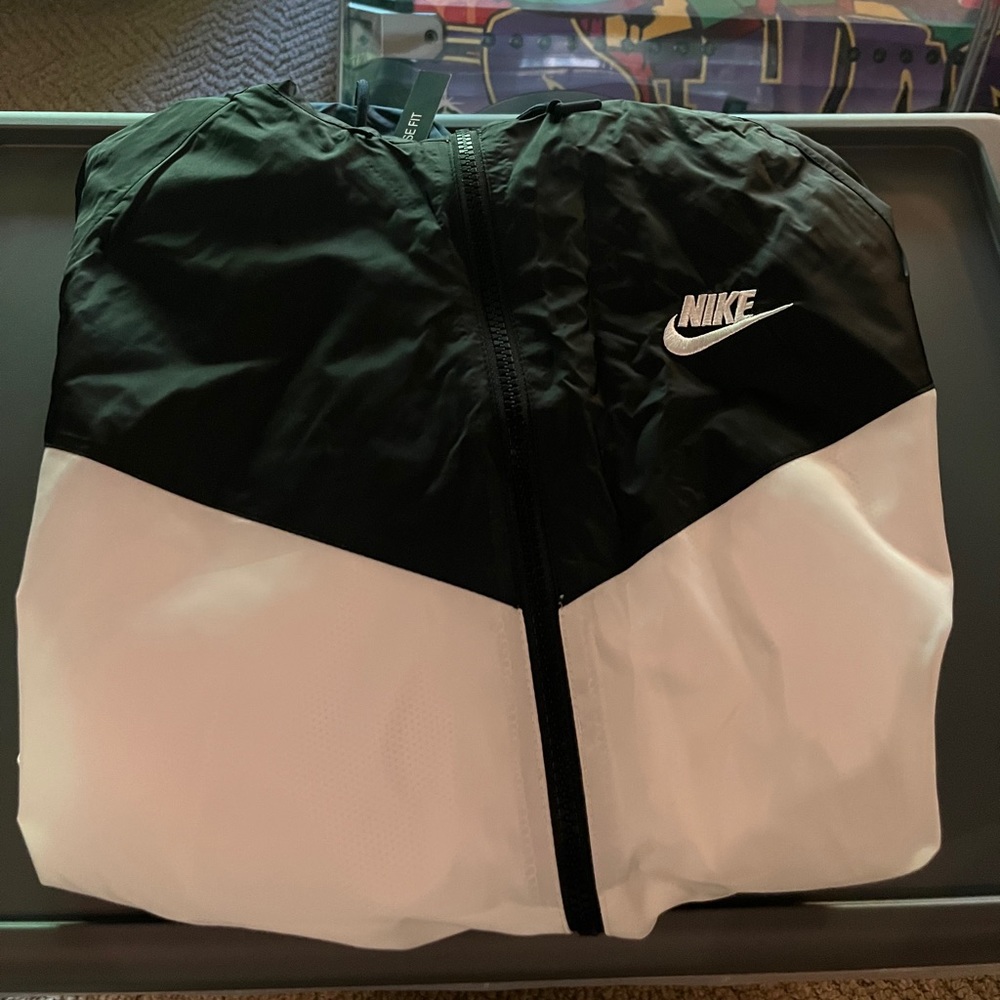 Nike Loose Fit Men’s Weathertech WindBreaker